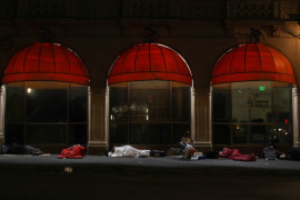 <p>Personas durmiendo en la calle en el Tederloin. </p>