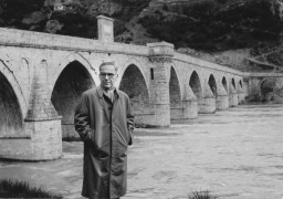 <p>El premio Nobel de literatura, Ivo Andrić, frente al puente del Drina.</p>