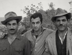 <p>Juan Goytisolo con dos lugareños, en uno de sus viajes a Almería, en los años sesenta. </p>
