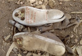 <p>Zapatillas con clavos en las suelas y un garfio de metal, que los inmigrantes utilizan para saltar las vallas de Ceuta y Melilla.</p>