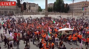 <p>Concentración de los chalecos naranjas en Roma. </p>