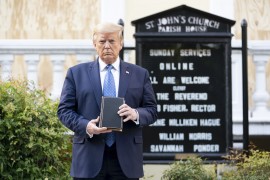 <p>Trump posa con una Biblia junto a la iglesia de Saint John, en Washington.</p>