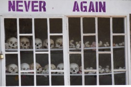 <p>Exhibición de los cráneos de las víctimas en el patio de la Iglesia Memorial del Genocidio en Karongi-Kibuye (Ruanda).</p>