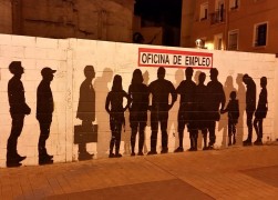<p>Mural en Zaragoza que representa la cola del paro.</p>