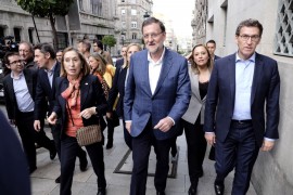 <p>Feijóo pasea acompañado de Rajoy y Pastor por las calles de Vigo en 2015.</p>