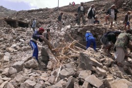 <p>Un grupo de hombres recorren los escombros de sus viviendas tras un bombardeo en Hajar Aukaish (Yemen) en abril del 2015.</p>
