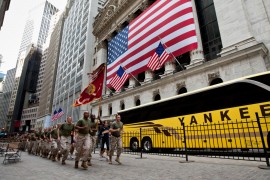 <p>Marines pasando por delante de la Bolsa de Nueva York en 2009.</p>
