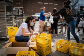 <p>Voluntarios en Harding Middle School (Des Moines, Iowa) repartiendo comida y libros.</p>