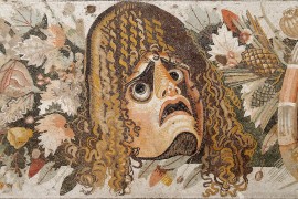 <p>Mosaico de una máscara hallado en la Casa del Fauno de Pompeya.</p>