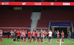 <p>Los futbolistas del Atleti agradecen a su afición con un aplauso en el estadio vacío.</p>