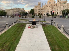 <p>Monumento a las víctimas Covid en MAD, esa clase política adelantada a su tiempo.</p>