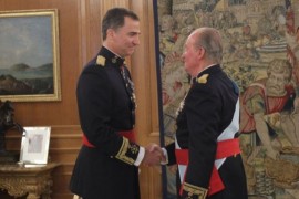 <p>Don Juan Carlos saluda a su hijo Felipe VI tras imponerle el fajín de capitán general, en julio de 2014.</p>