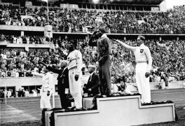 <p>Podio de la prueba de salto de longitud en los JJ.OO. de Berlín de 1936. En el centro, el ganador, Jesse Owens.</p>