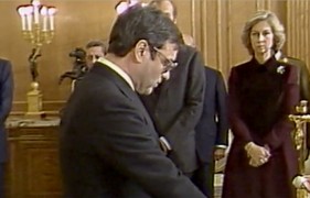 <p>Martín Villa tomando posesión de su cargo ante el rey Juan Carlos I y la reina Sofía (1976).</p>