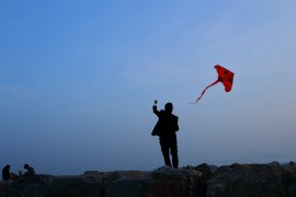 <p>Persona volando una cometa.</p>