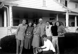<p>La familia Kennedy en 1948. De izquierda a derecha:John F., Jean, Rose, Joseph P., Patricia, Robert F., Eunice, y debajo, Edward. </p>