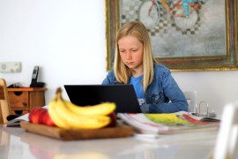 <p>Una niña estudia en casa.</p>