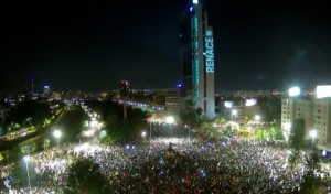 <p>La noche del 25 de octubre, miles de personas se congregaron en la Plaza Italia de Santiago para celebrar el triunfo del 'Apruebo'. </p>