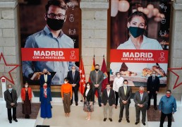 <p>El Gobierno de Madrid posa junto a los carteles de la campaña #SalvemosLaHosteleria a principios de noviembre. </p>