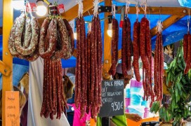 <p>Chorizos y butifarras en un mercado catalán.</p>