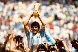 <p>Diego Armando Maradona levantando la copa del Mundial '86.</p>