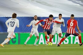 <p>João Félix, rodeado por dos jugadores del Real Madrid.</p>