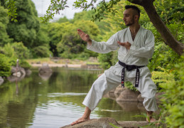 <p>Un hombre practica karate en un parque de Tokio.</p>