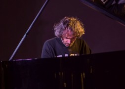 <p>James Rhodes toca el piano en el Museo de San Telmo (Donostia) en 2016.</p>