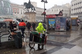 <p>Limpiadora en la Puerta del Sol (Madrid).</p>