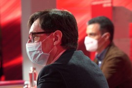 <p>El candidato del PSC a la Generalitat, Salvador Illa, en el Comité Federal del PSOE junto a Pedro Sánchez (23 de enero).</p>