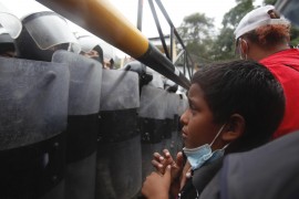 <p>Un niño en la caravana migrante en la frontera El Florido (Guatemala).</p>