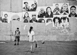 <p>Niños jugando con una pelota en el Raval (Barcelona).</p>