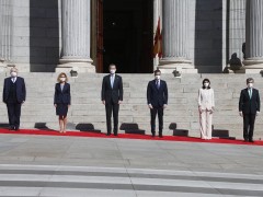<p>Las máximas autoridades del Estado reciben al rey Felipe a las puertas del Congreso, con motivo del 40 aniversario del 23F</p>