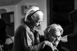 <p>Una mujer mayor abraza a otra.</p>