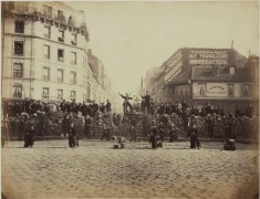 <p>Guardias nacionales en una barricada de Belleville, el 18 de marzo de 1871.</p>