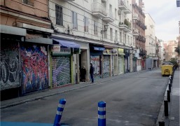 <p>Calle doña Urraca (Madrid) con los establecimientos de toda la vida cerrados.</p>