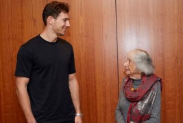 <p>Leon Goretzka con Margot Friedländer, superviviente del Holocausto.</p>