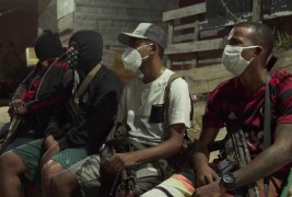 <p>Un grupo de jóvenes traficantes en una favela de Río.</p>