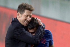<p>Simeone abraza a Correa al final del partido.</p>