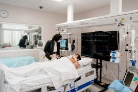 <p>Isabel Díaz Ayuso visita el hospital 12 de octubre el pasado 6 de abril.</p>