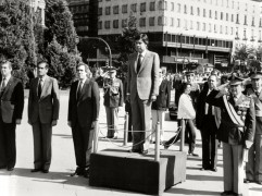 <p>Felipe González preside el acto de Revista al Cuerpo de la Policía Nacional en la Plaza de Colón el 1 de octubre de 1983.</p>