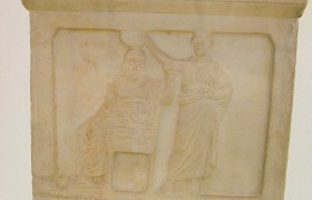 <p>El pueblo siendo coronado por la democracia. Alrededor de 336 a. C. Museo del Ágora de Atenas.</p>