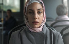 <p>EÖykü Karayel interpreta a Meryem, personaje protagonista de la serie de Netflix.</p>
