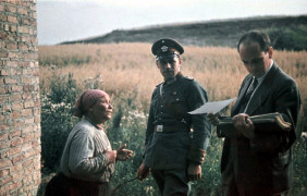<p>Mujer gitana frente a un policía alemán y el psicólogo nazi Robert Ritter.</p>