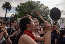 <p>Mujeres en la manifestación del 8-M en Ñuñoa, Chile (2019).</p>