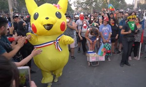 <p>La tía Pikachu bailando en una de las Marchas por la Dignidad en 2019.</p>