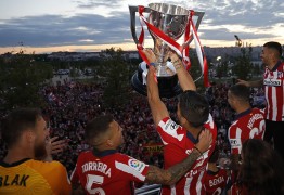 <p>Luis Suárez levanta el trofeo de la Liga frente a la afición rojiblanca. </p>