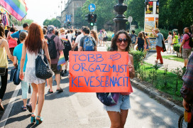 <p>Una mujer posa con una pancarta que dice “Más sexo, menos nazis” en el Día del Orgullo LGTBI en Budapest.</p>