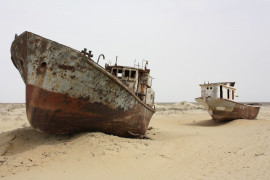 <p>Barco abandonado en la antigua ciudad portuaria de Moynaq, en el extinto Mar de Aral.</p>