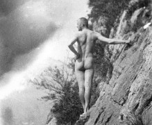 <p>Hermann Hesse practicando el nudismo en Monte Verità.</p>